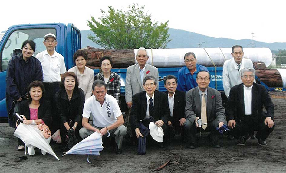 伊勢神宮御用材置き場にて記念撮影